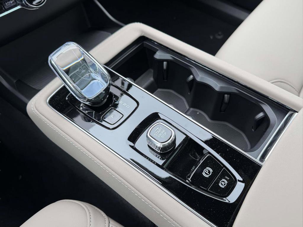 New 2026 Volvo XC90 T8 Plus w/ Protection Package Premier AWD/4WD image 6