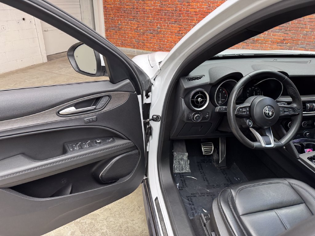 Used 2023 Alfa Romeo Stelvio Ti AWD/4WD image 8