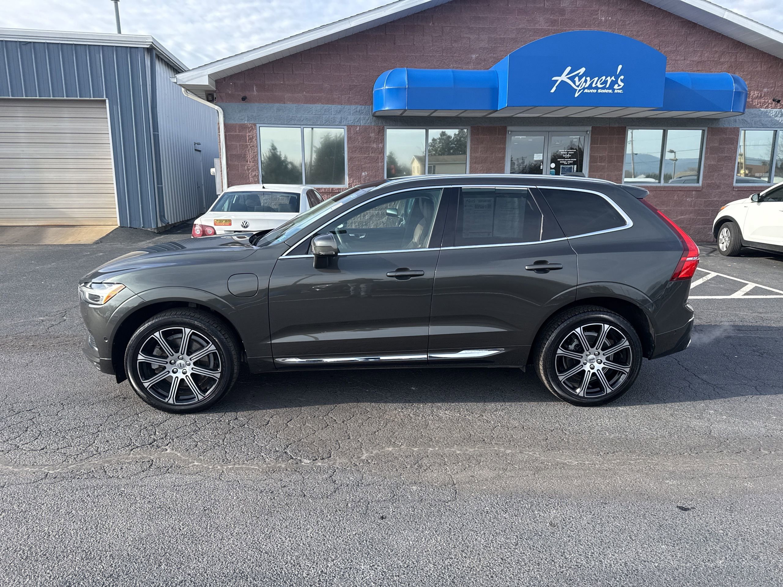 Used 2019 Volvo XC60 T8 Inscription w/ Advanced Package image 2