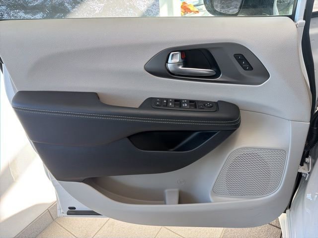 Used 2024 Chrysler Pacifica Touring-L FWD image 22