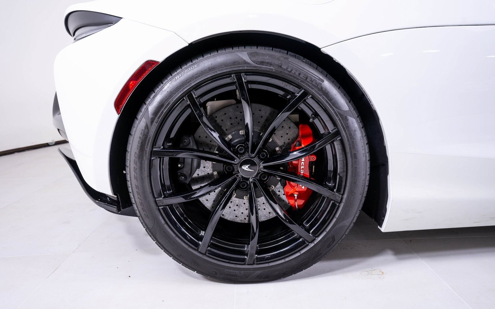 Used 2023 McLaren Artura RWD image 14