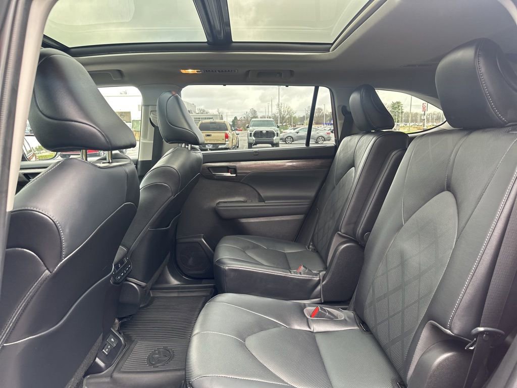 Used 2023 Toyota Highlander Platinum image 37