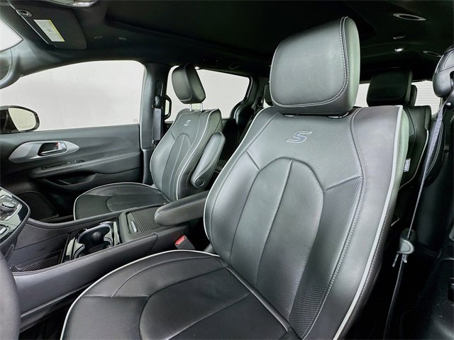 Used 2025 Chrysler Pacifica Premium image 11