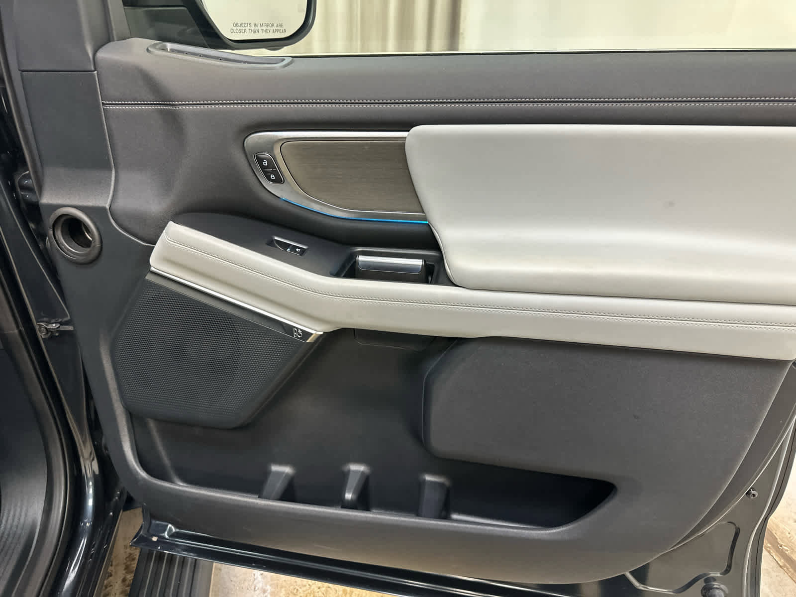 Used 2025 Ford Expedition Platinum image 30