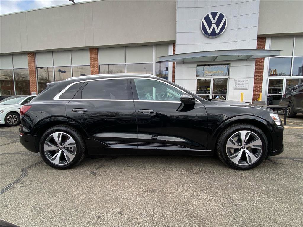 Used 2024 Audi Q8 e-tron Premium Plus w/ Premium Plus Package image 2