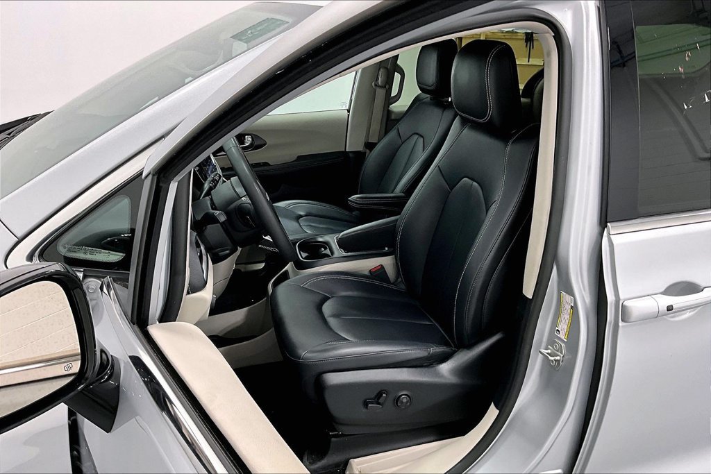 Used 2024 Chrysler Pacifica Limited FWD image 28