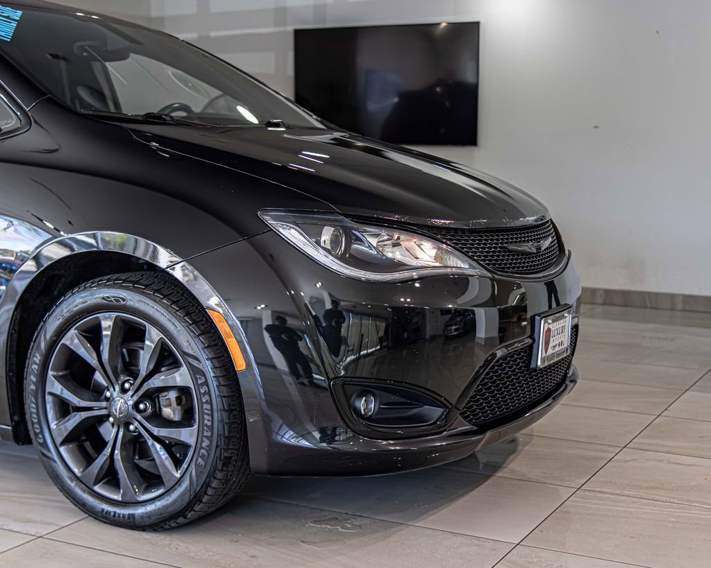 Used 2019 Chrysler Pacifica Touring Plus w/ S Appearance Package FWD image 3