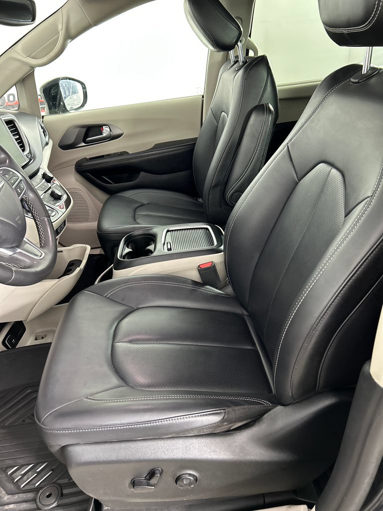 Used 2024 Chrysler Pacifica Touring-L FWD image 11