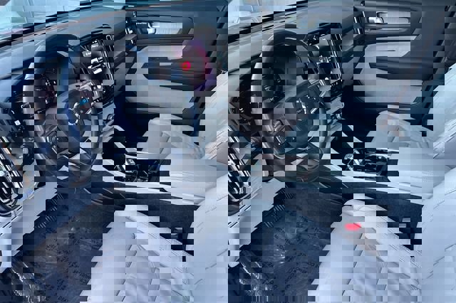 Used 2023 Volvo XC40 B4 Ultimate image 11