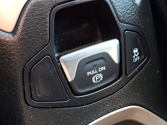 Used 2017 Jeep Renegade Latitude w/ Cold Weather Group AWD/4WD image 24