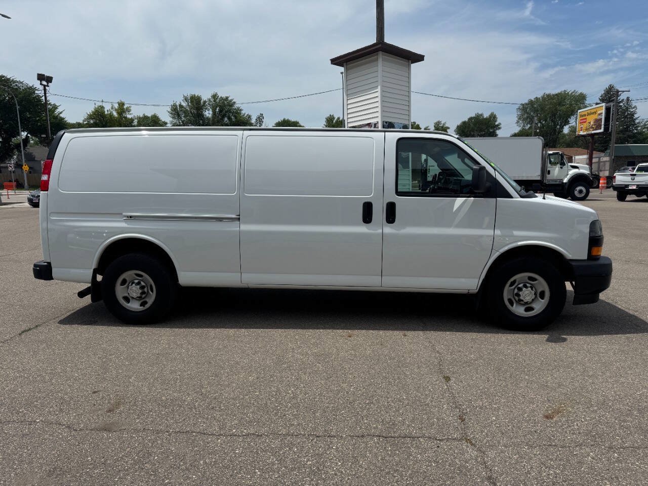 Used 2018 Chevrolet Express 3500 Extended w/ Driver Convenience Package RWD image 5