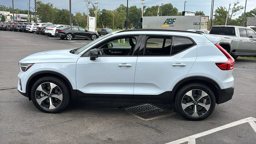 Used 2026 Volvo XC40 B5 Plus AWD/4WD image 2