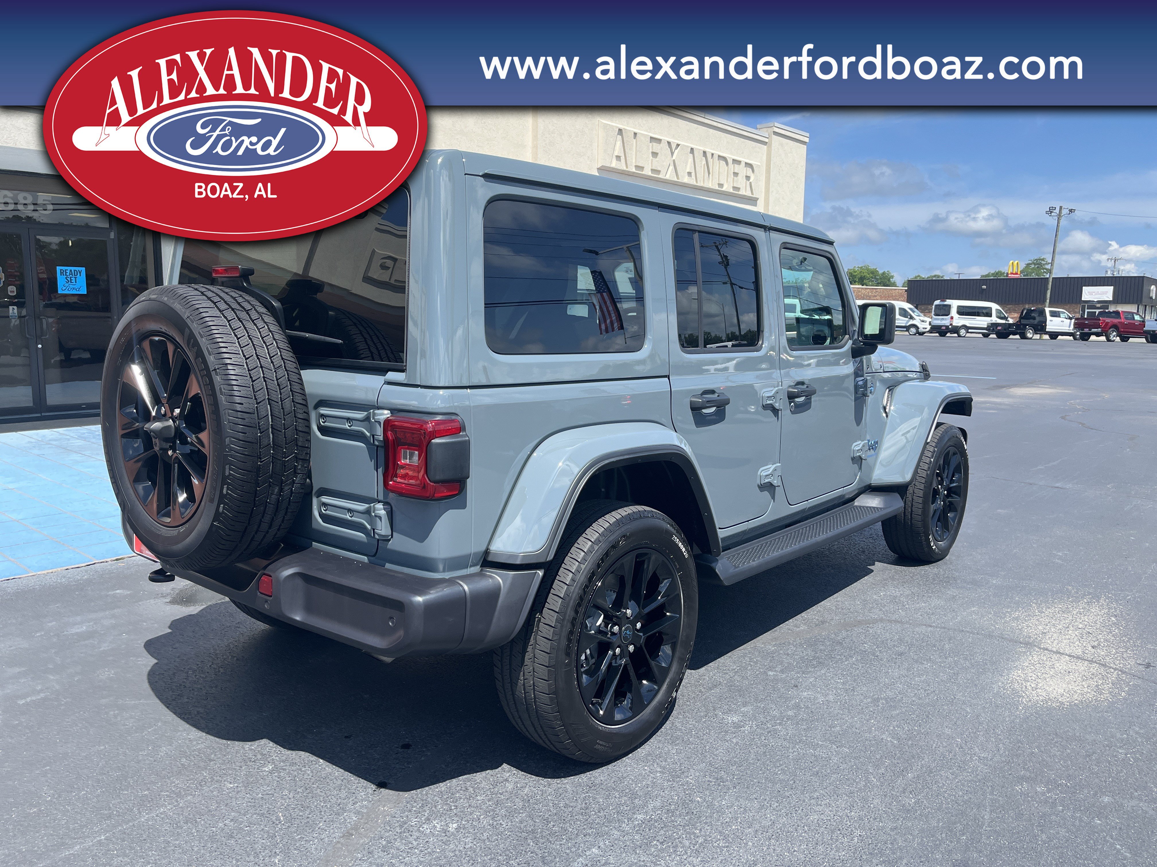 Used 2025 Jeep Wrangler Unlimited Sahara w/ Safety Group AWD/4WD image 4