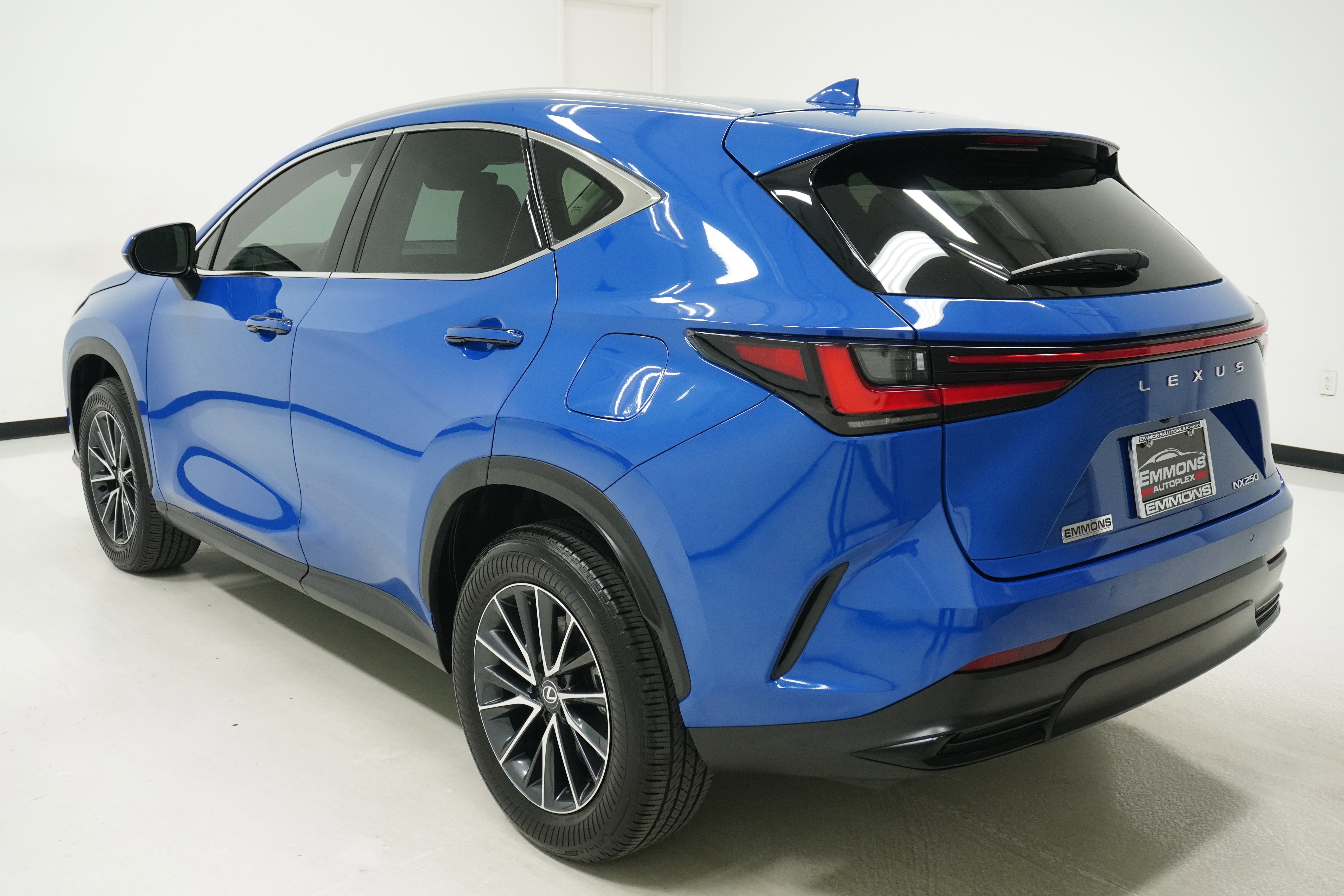 Used 2025 Lexus NX 250 FWD w/ Towing Package (2000 Lbs) image 6