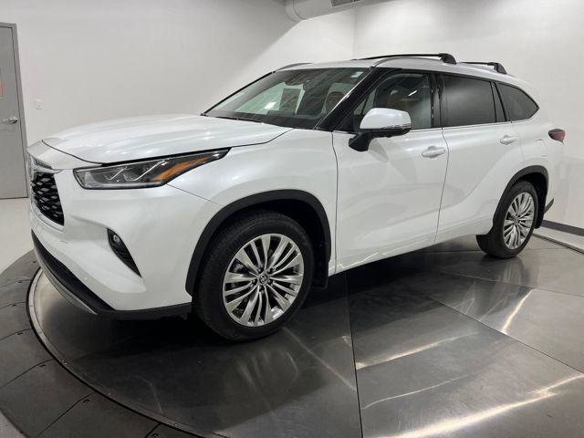 Certified 2025 Toyota Highlander Platinum image 1