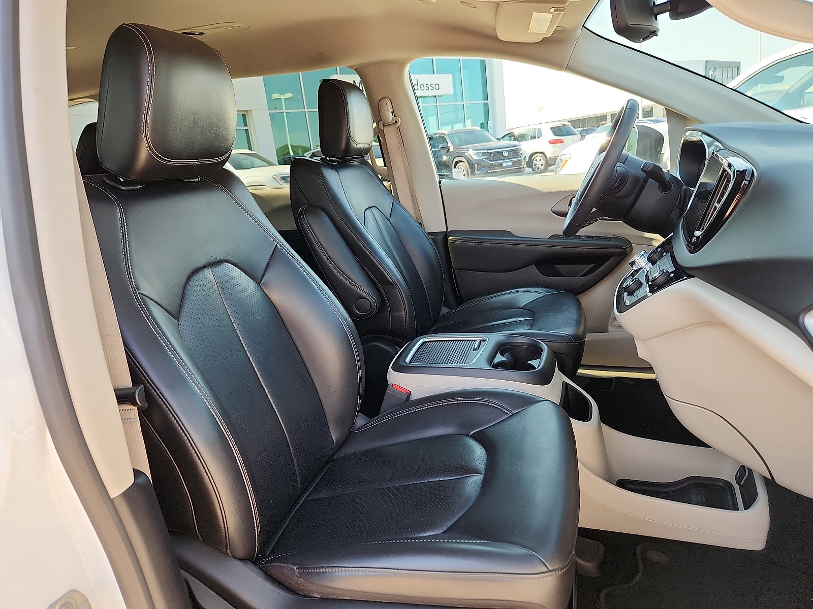 Used 2023 Chrysler Pacifica Touring-L FWD image 14