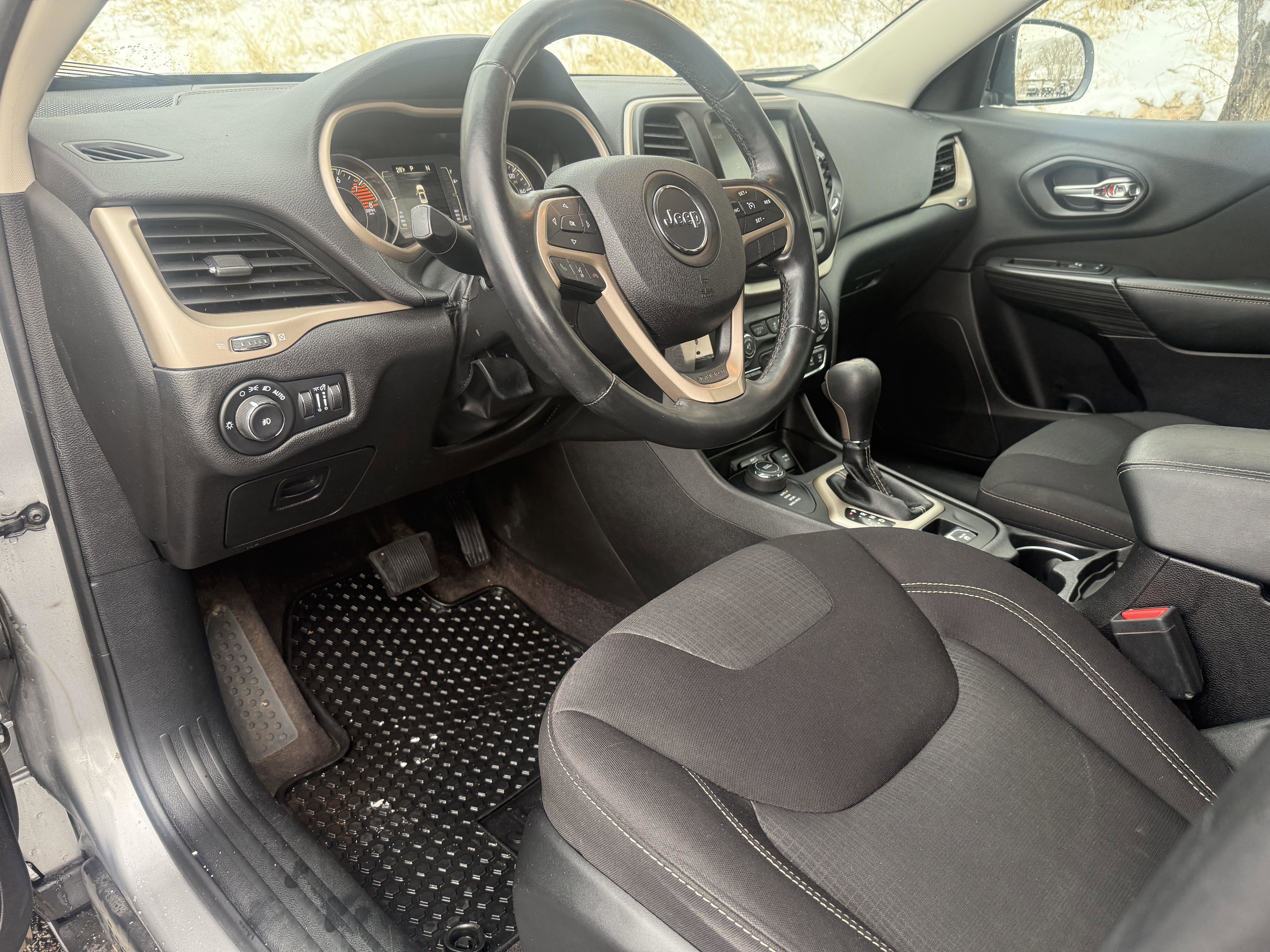 Used 2017 Jeep Cherokee Latitude w/ Cold Weather Group image 15