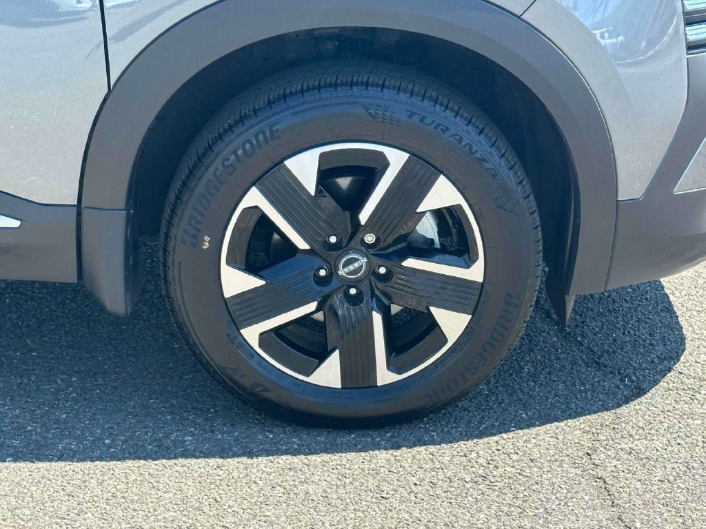 Certified 2025 Nissan Kicks SV w/ SV Premium Package AWD/4WD image 7