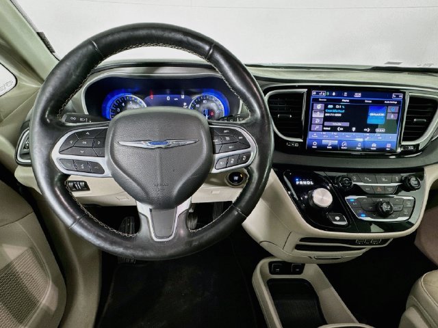 Used 2021 Chrysler Pacifica Touring-L FWD image 10