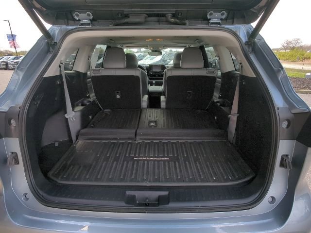 Used 2021 Toyota Highlander XLE image 35