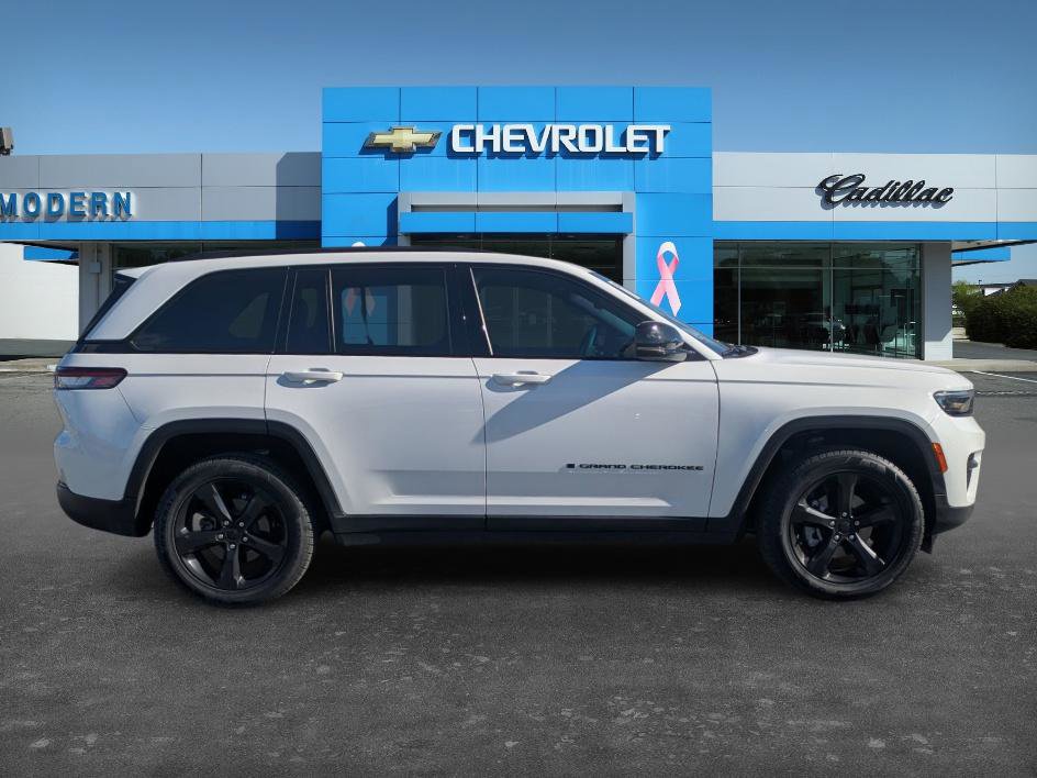 Used 2023 Jeep Grand Cherokee Altitude image 4