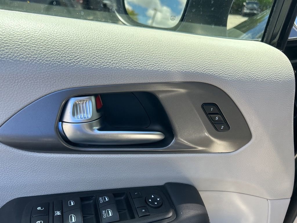 Certified 2023 Chrysler Pacifica Touring-L image 35