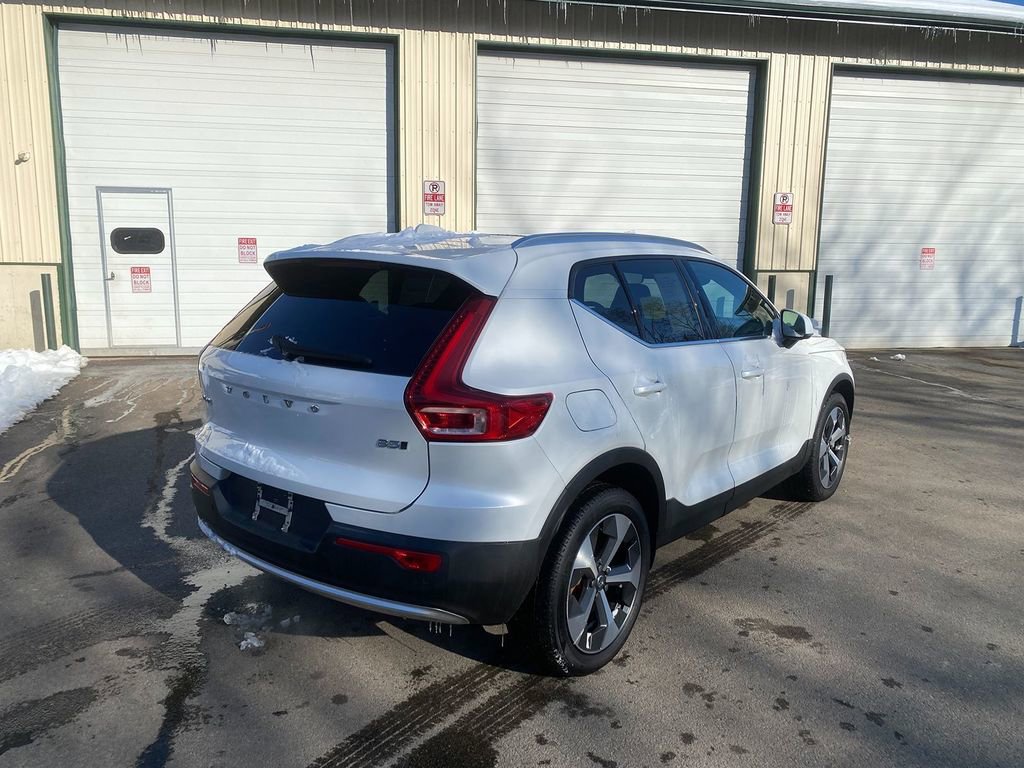 Used 2023 Volvo XC40 B5 Plus image 5
