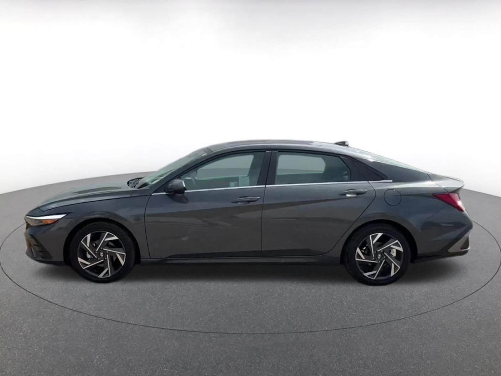 Used 2025 Hyundai Elantra SEL image 9