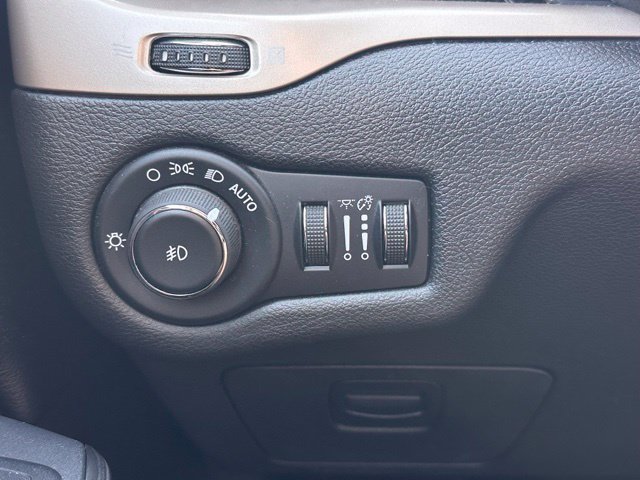 Used 2016 Jeep Cherokee Latitude w/ Cold Weather Group AWD/4WD image 17