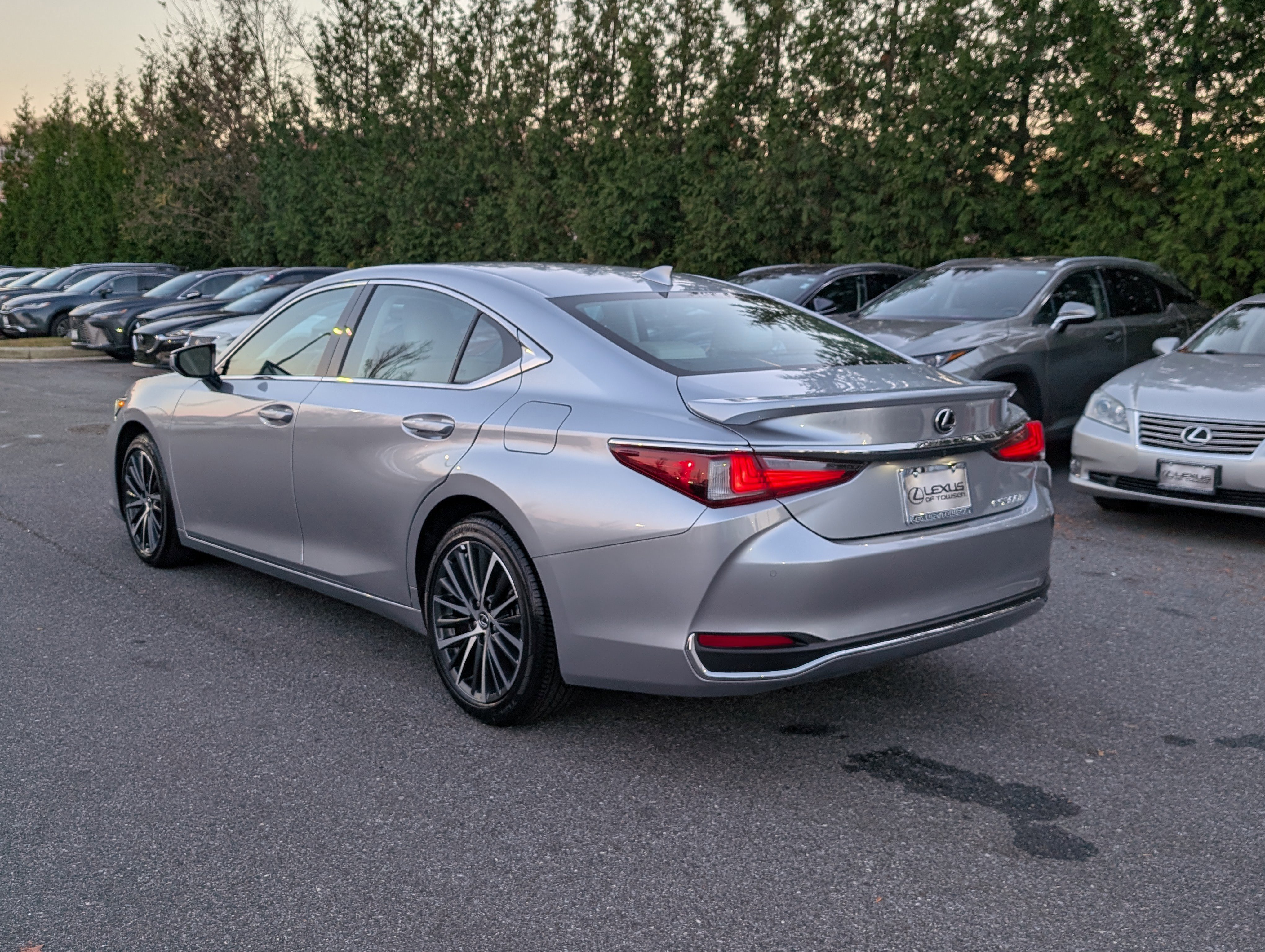 Certified 2025 Lexus ES 300h w/ Premium Package image 5