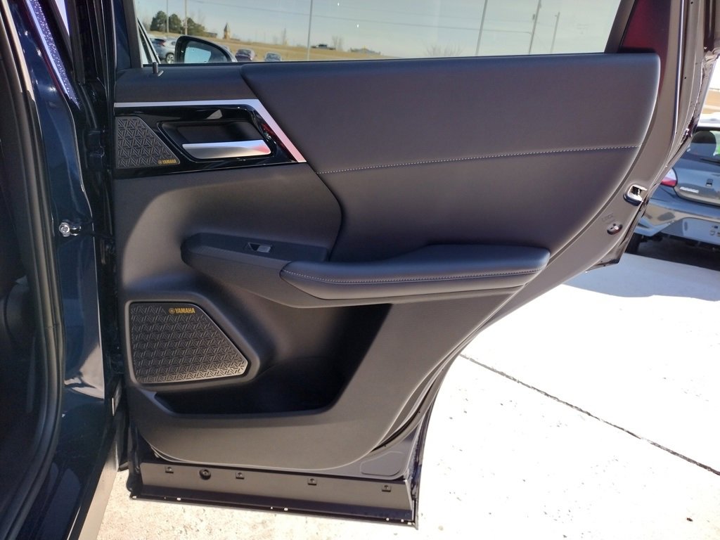 New 2025 Mitsubishi Outlander SE image 27