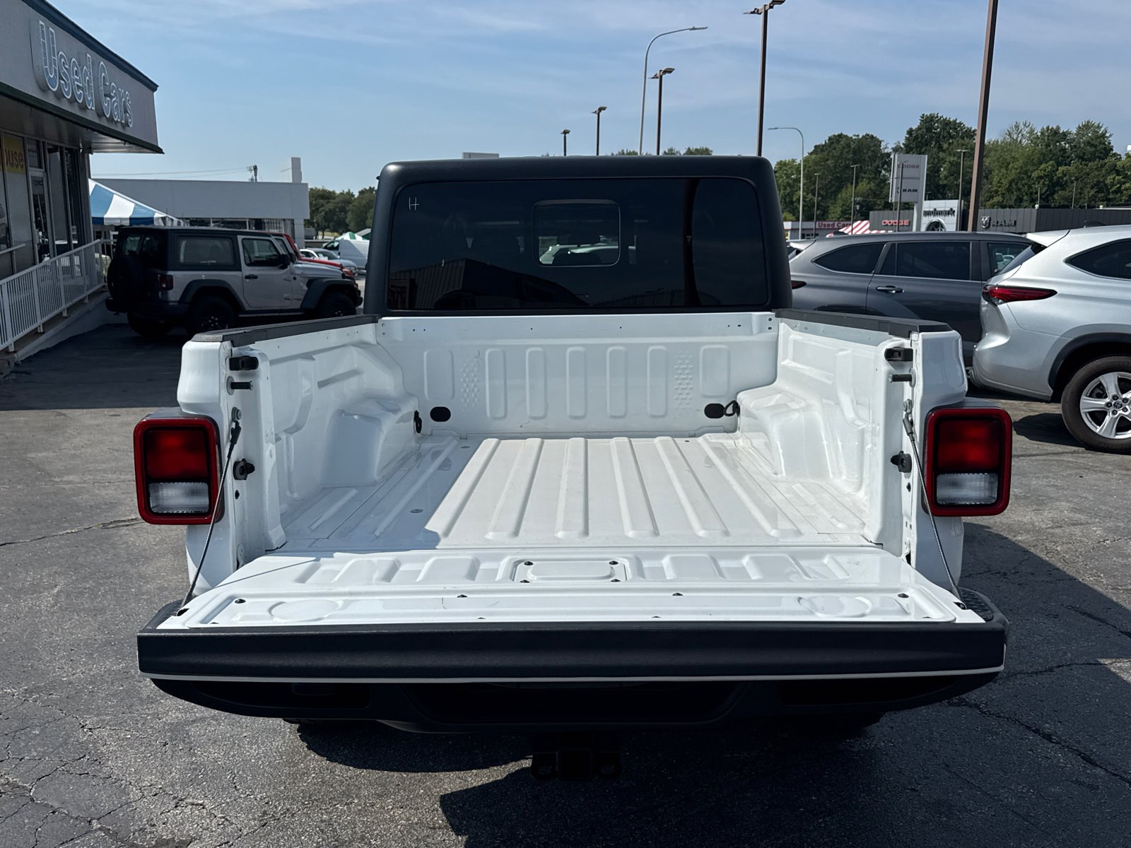 Used 2023 Jeep Gladiator Sport AWD/4WD image 18