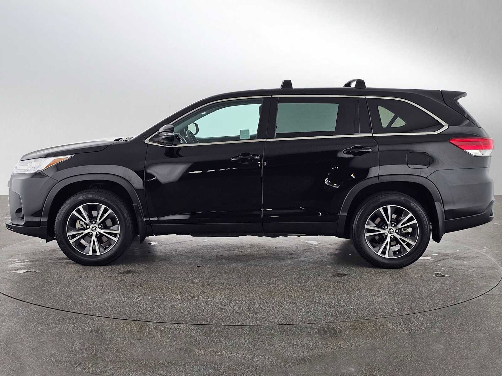 Used 2019 Toyota Highlander LE FWD image 6