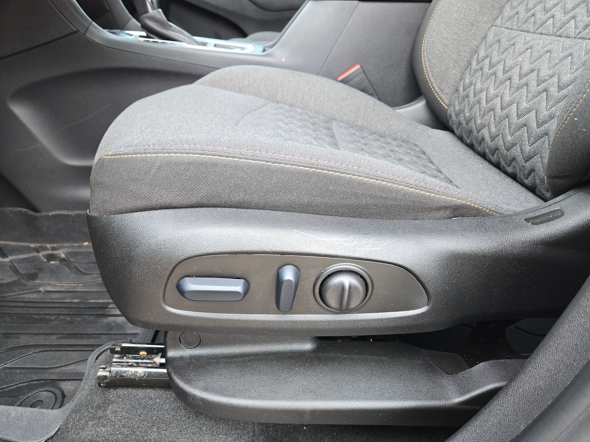 Used 2024 Chevrolet Equinox LT w/ LPO, Floor Liner Package FWD image 17