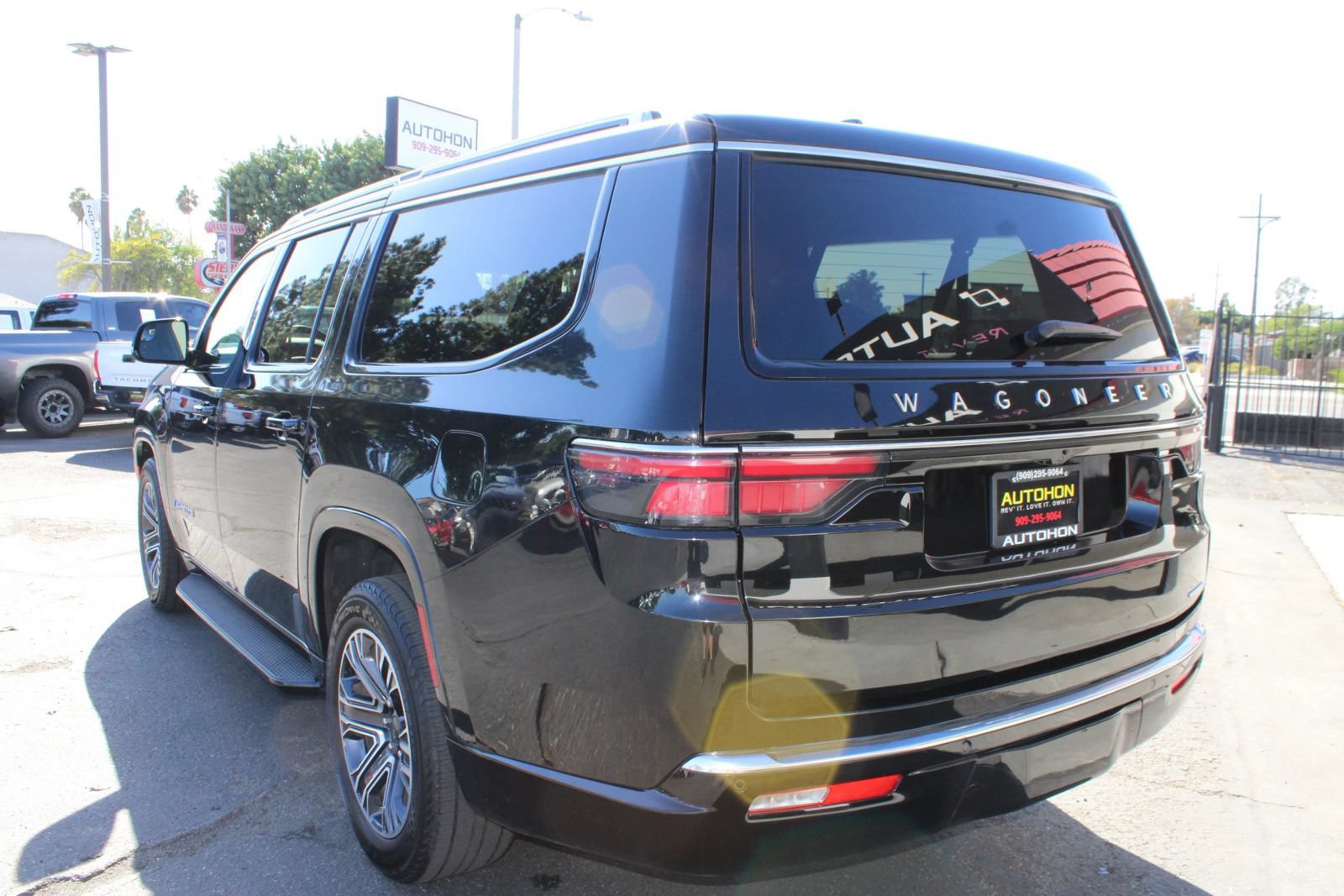 Used 2024 Jeep Wagoneer L Series II RWD image 26