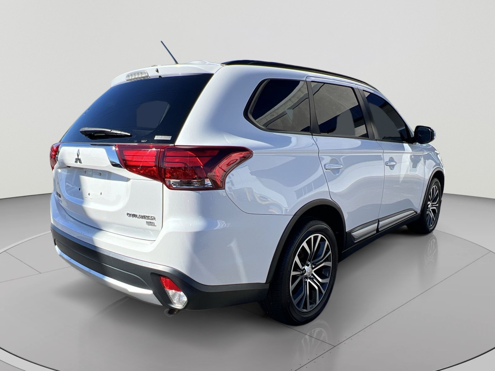 Used 2016 Mitsubishi Outlander SE AWD/4WD image 5