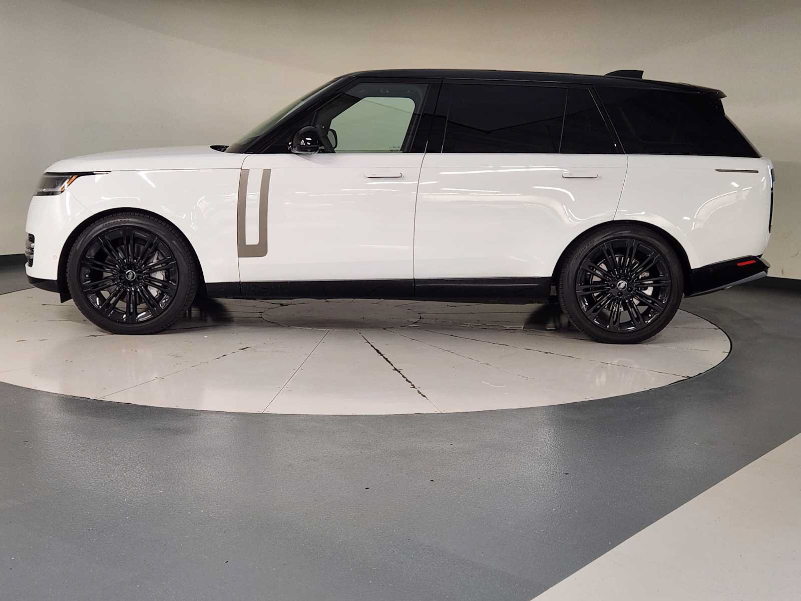 Used 2024 Land Rover Range Rover Long Wheelbase SE AWD/4WD image 5