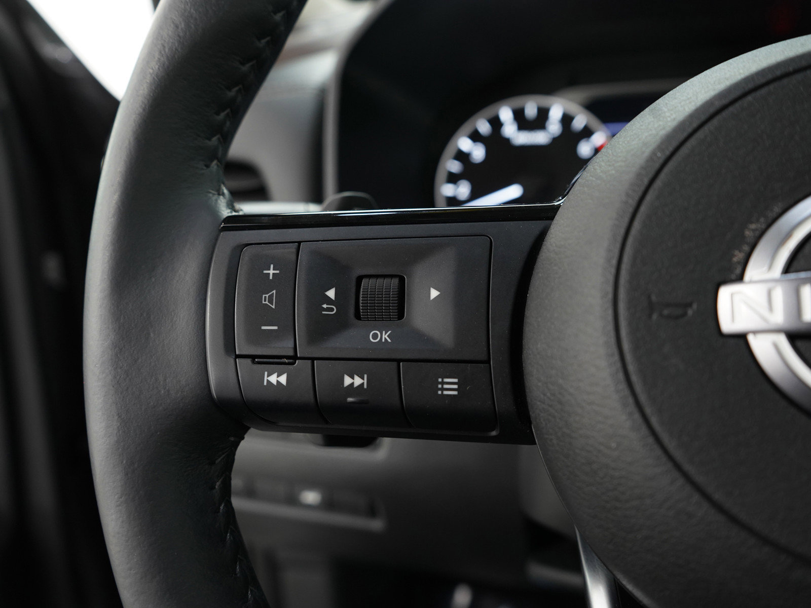 Used 2022 Nissan Rogue SV w/ SV Premium Package image 27