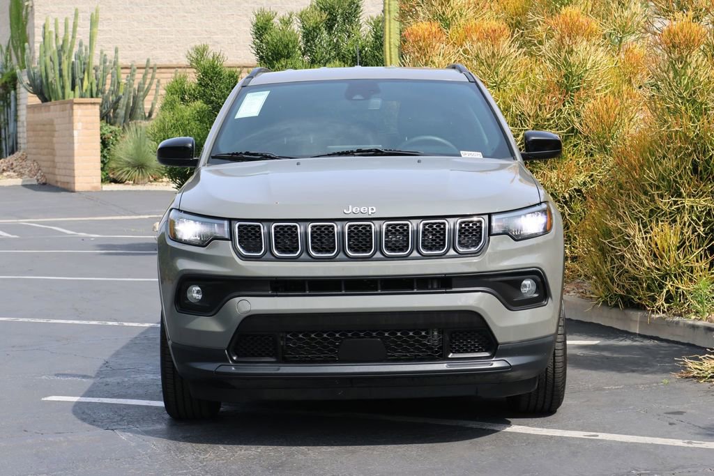 Used 2023 Jeep Compass Latitude AWD/4WD image 3