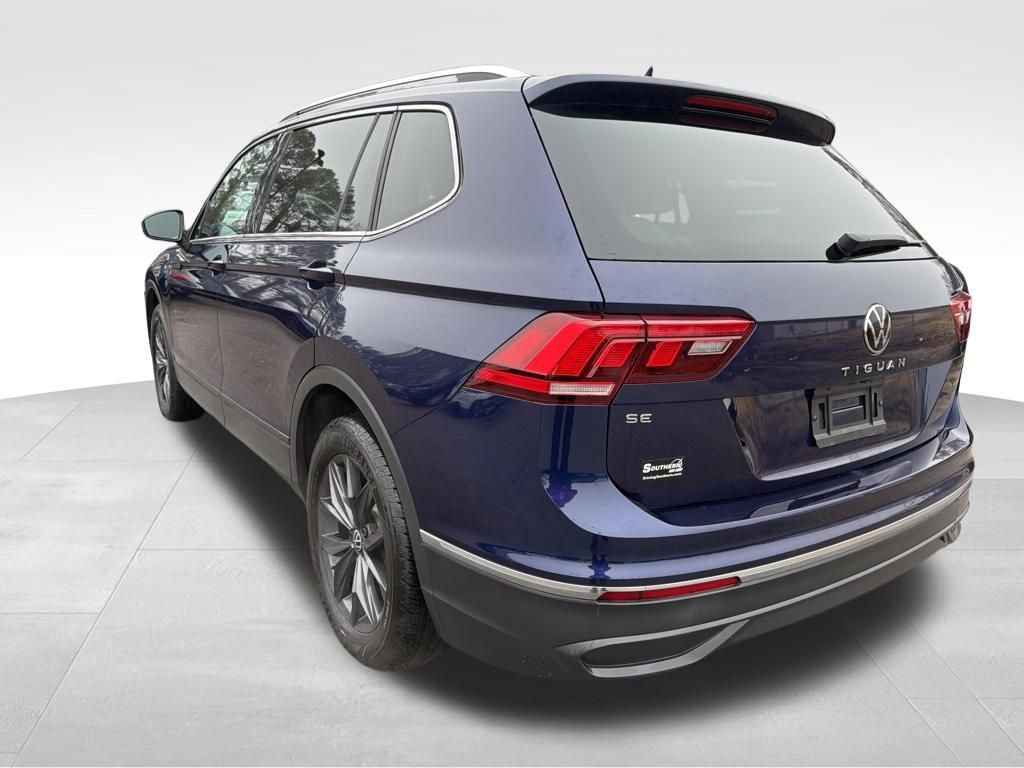 Used 2023 Volkswagen Tiguan SE w/ Panoramic Sunroof Package image 3