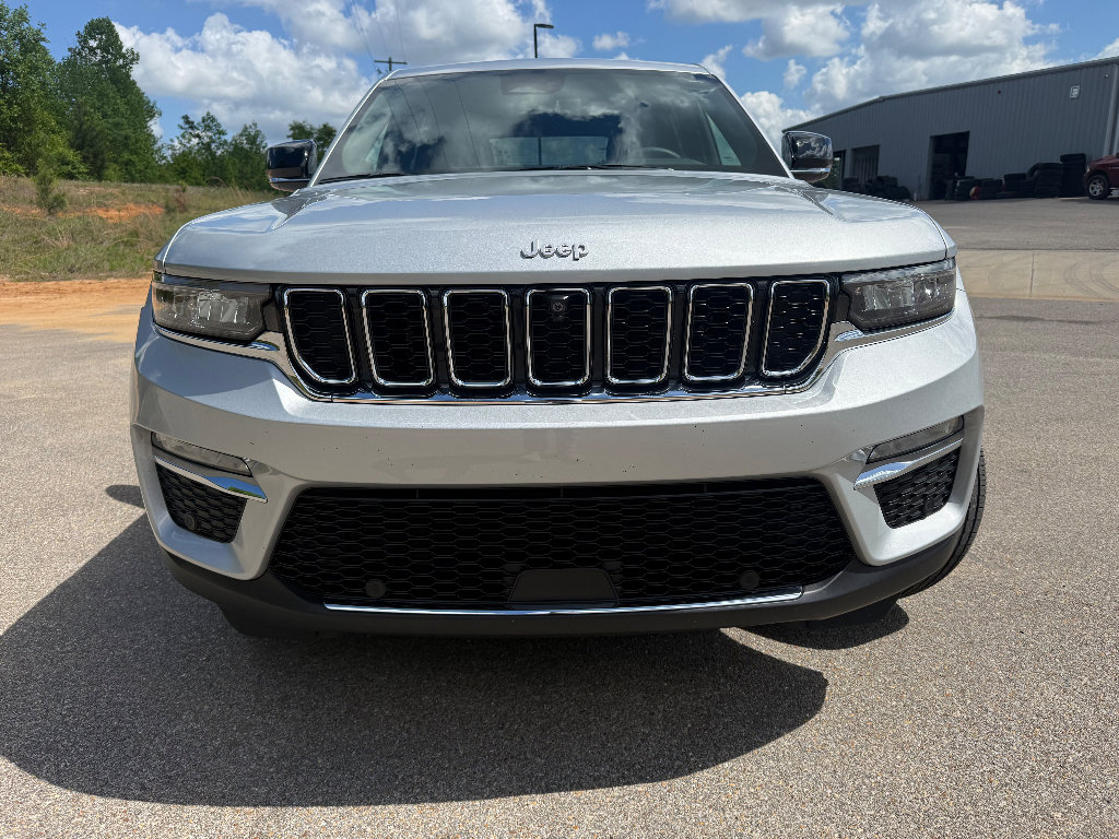 Used 2024 Jeep Grand Cherokee Limited w/ Luxury Tech Group II image 3