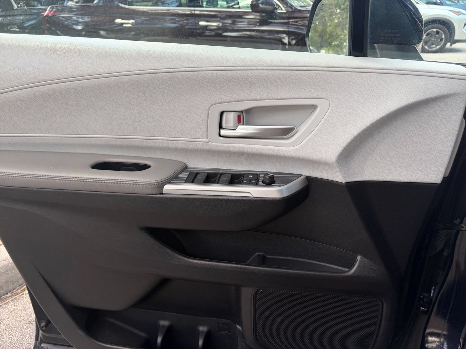 Used 2025 Toyota Sienna XLE FWD image 18