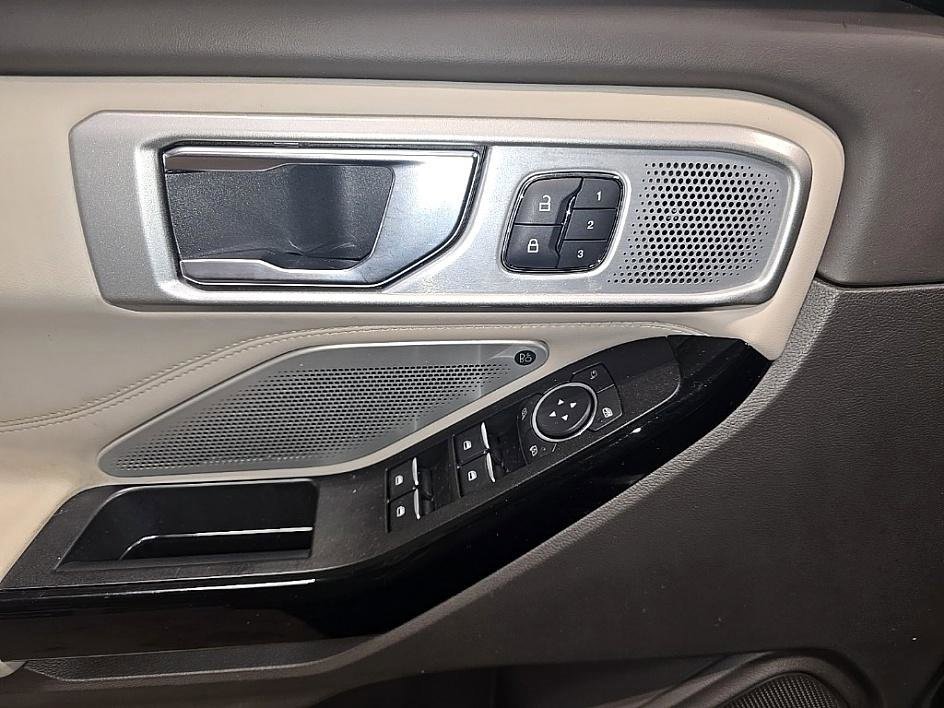 Used 2022 Ford Explorer Platinum w/ Equipment Group 601A image 11