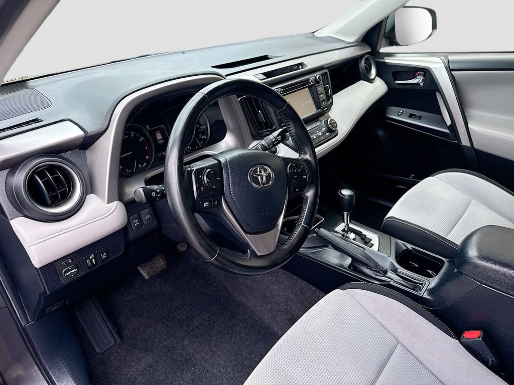 Used 2017 Toyota RAV4 XLE AWD/4WD image 5