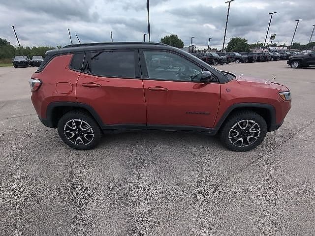 Used 2025 Jeep Compass Trailhawk AWD/4WD image 2
