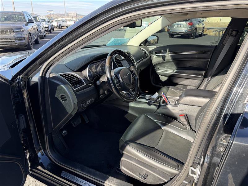 Used 2017 Chrysler 300 C image 8