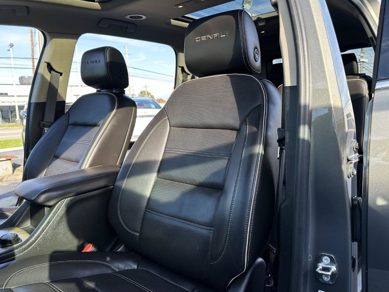 Used 2018 GMC Acadia Denali w/ Technology Package AWD/4WD image 27