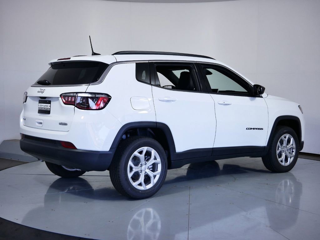 Used 2024 Jeep Compass Latitude image 8