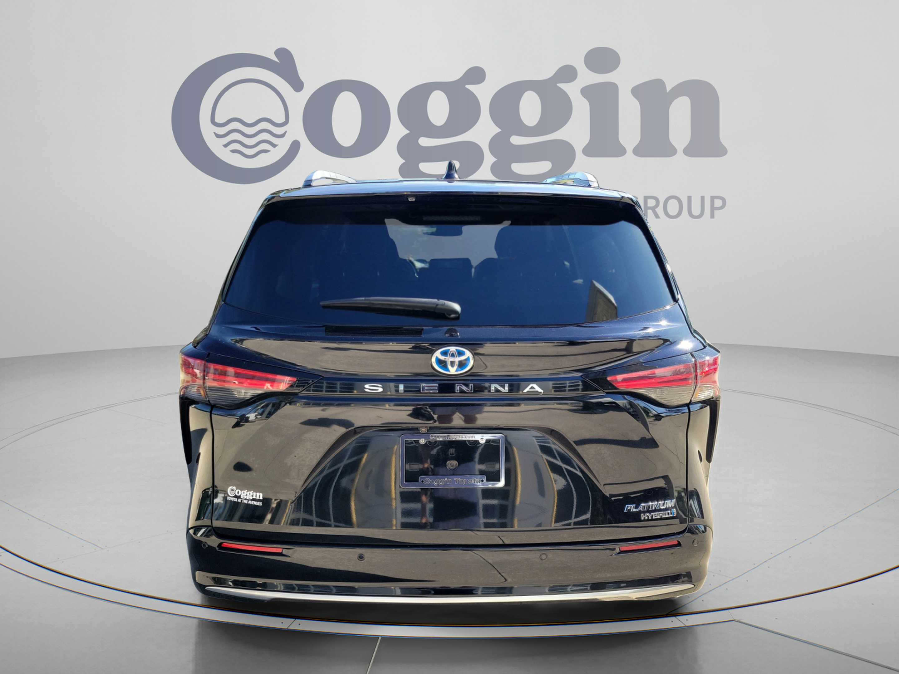 Certified 2024 Toyota Sienna Platinum FWD image 3