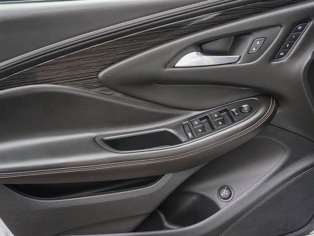 Used 2017 Buick Envision Essence FWD image 19